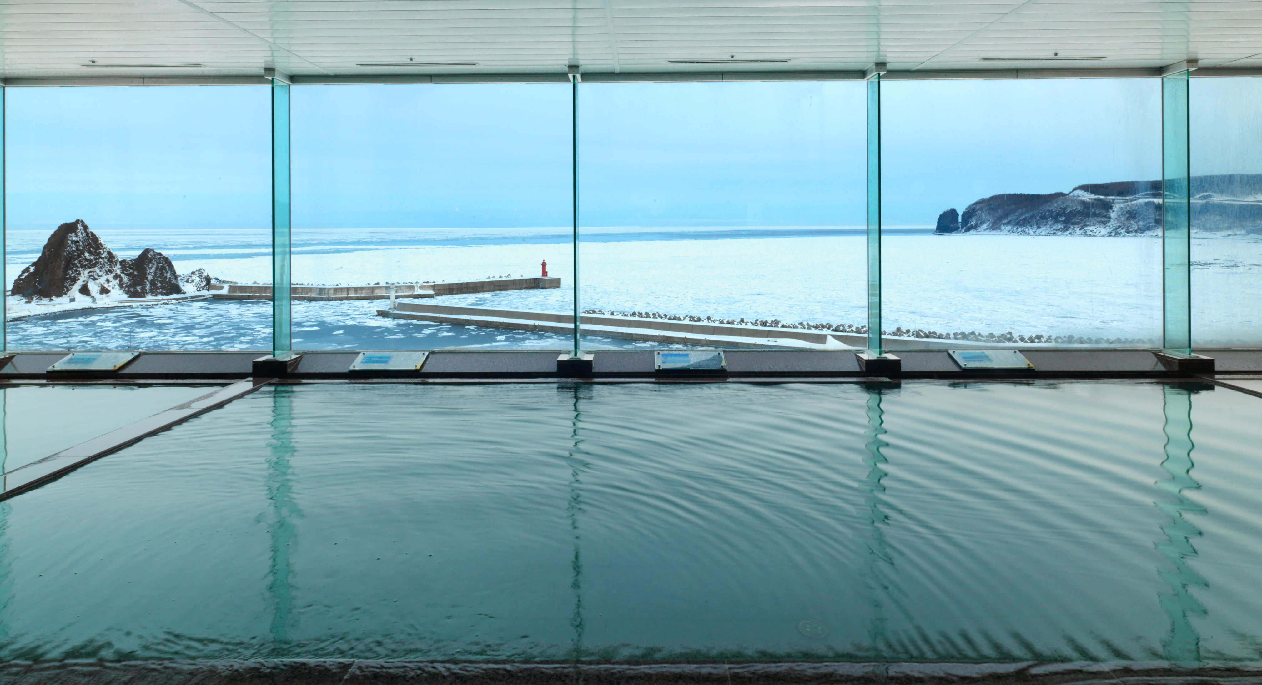 流氷見ながらの大浴場（北こぶし知床 ホテル＆リゾート）