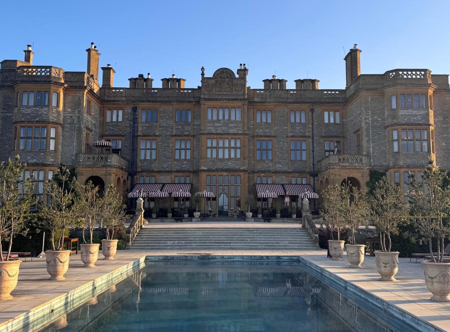 まるでお城のような、英・コッツウォルズのデコラティブなホテル