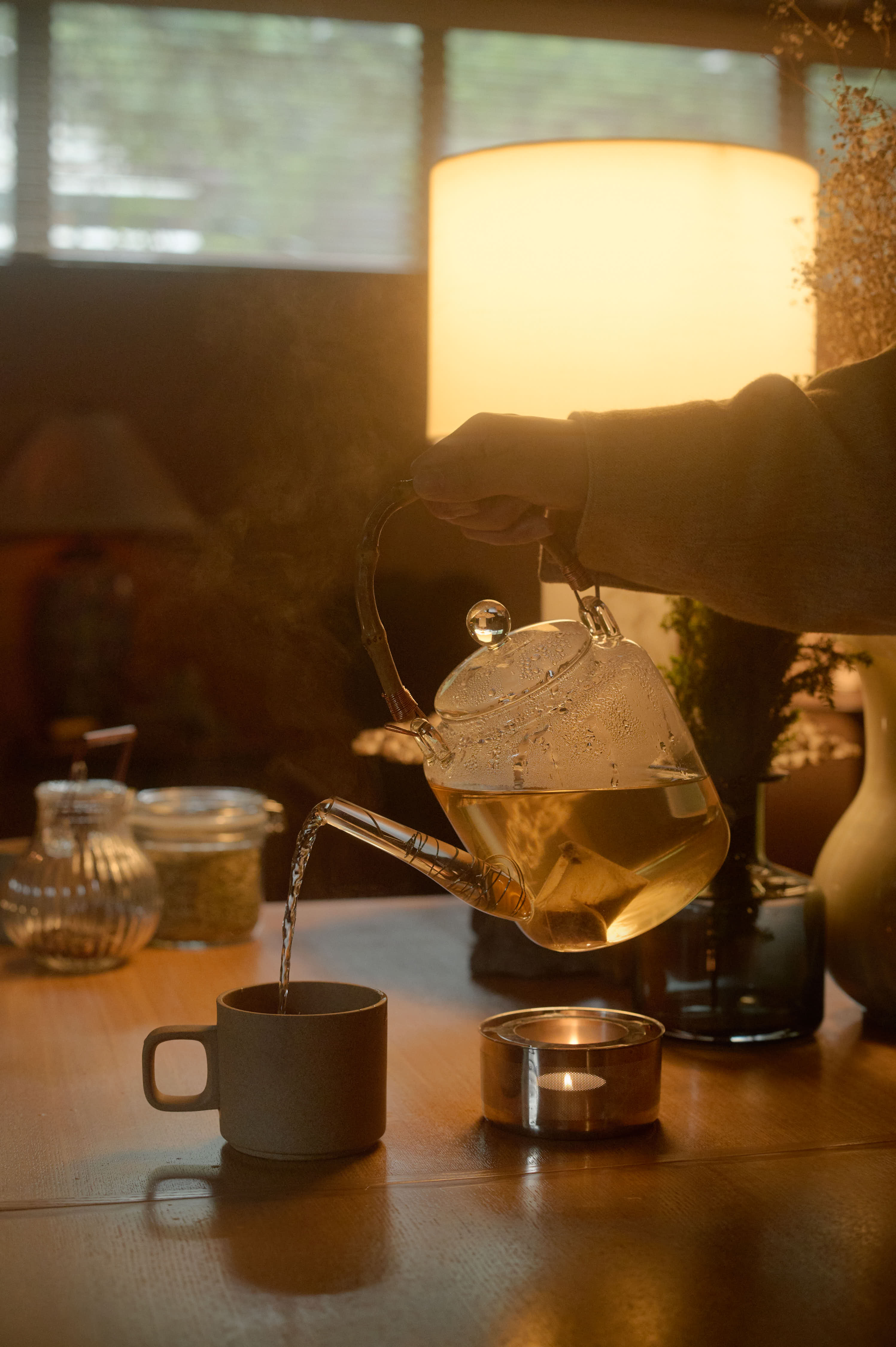 古くから営まれてきた温泉宿の趣を残した畳の部屋で、選びぬかれた本や薬草茶を楽しみながらゆっくりと過ごせる。素朴で味わい深い北海道の恵みも旅の楽しみ。