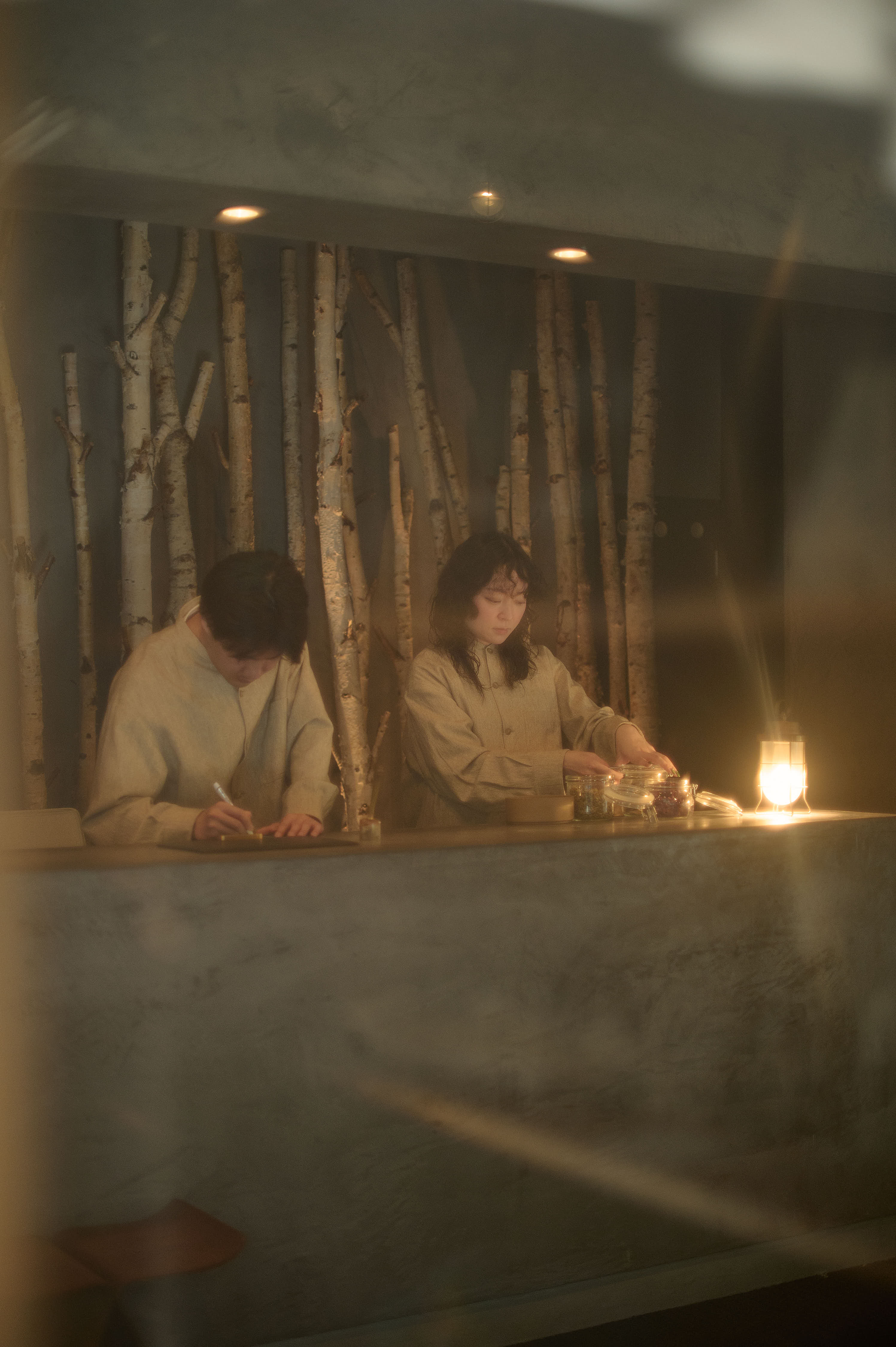 源泉かけ流し100%の硫黄泉は「美人の湯」で、肌をなめらかに整えてくれる。心も体もほぐれていく湯治宿のような一面も。