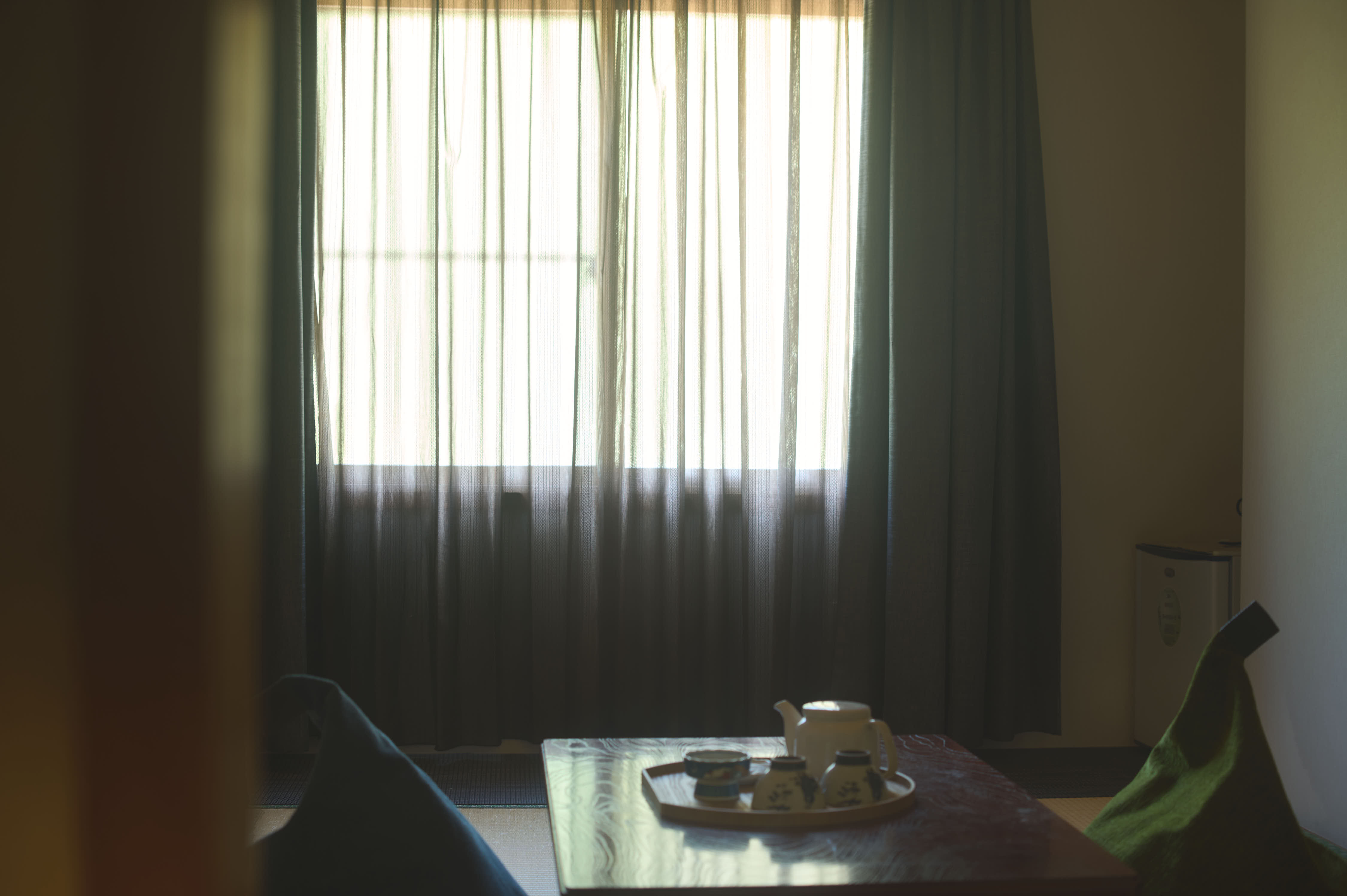 古くから営まれてきた温泉宿の趣を残した畳の部屋で、選びぬかれた本や薬草茶を楽しみながらゆっくりと過ごせる。素朴で味わい深い北海道の恵みも旅の楽しみ。